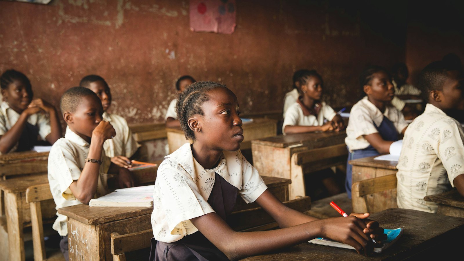Enfants assis dans une salle de classe