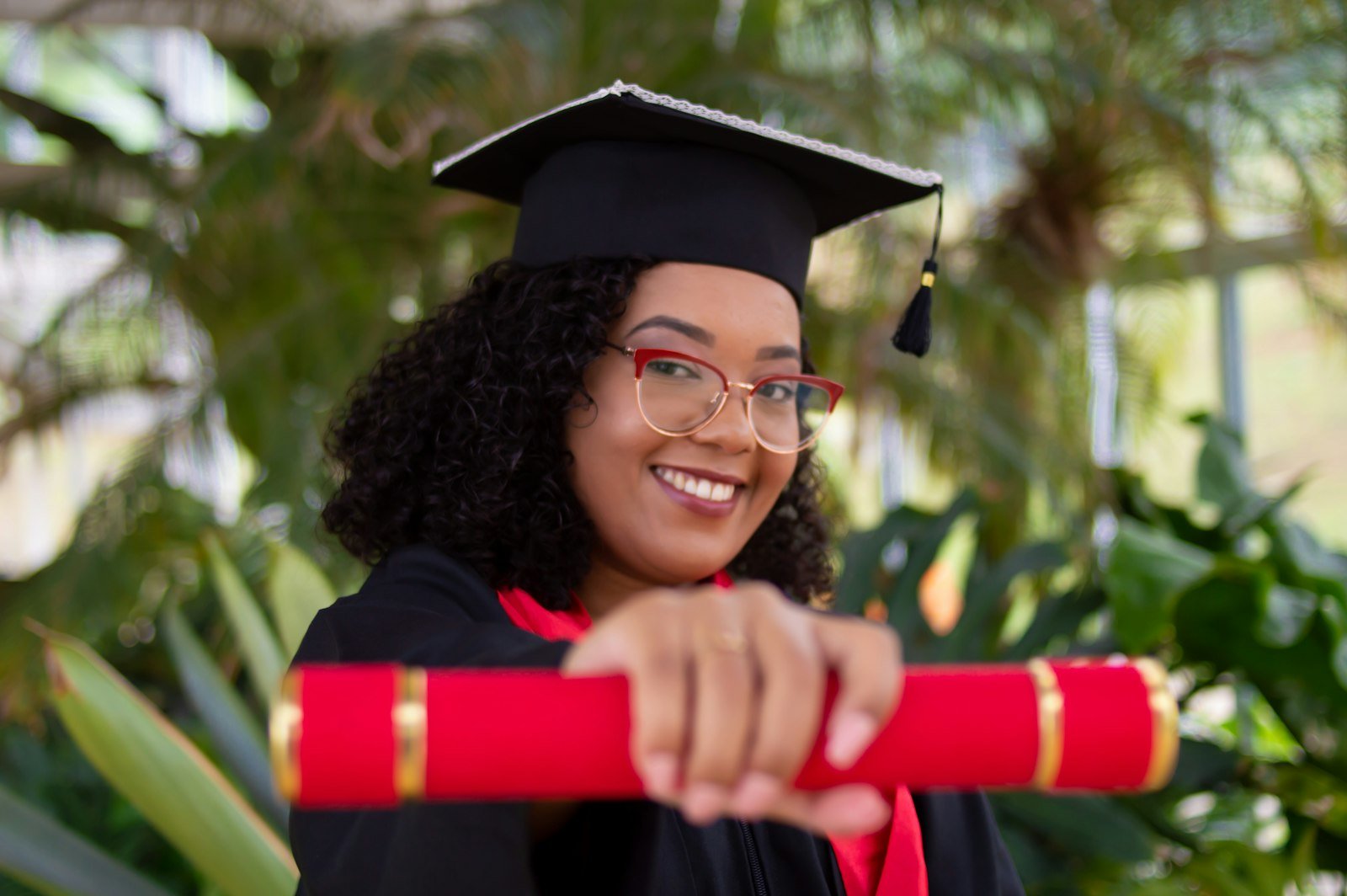 Jeune diplômée souriante en toge