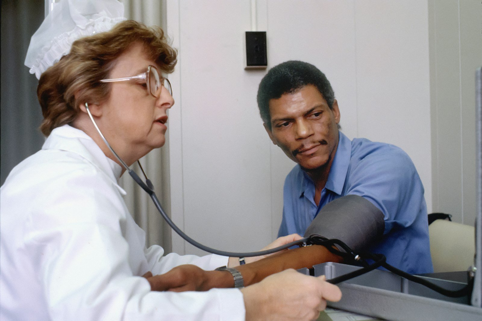 Médecin auscultant un patient