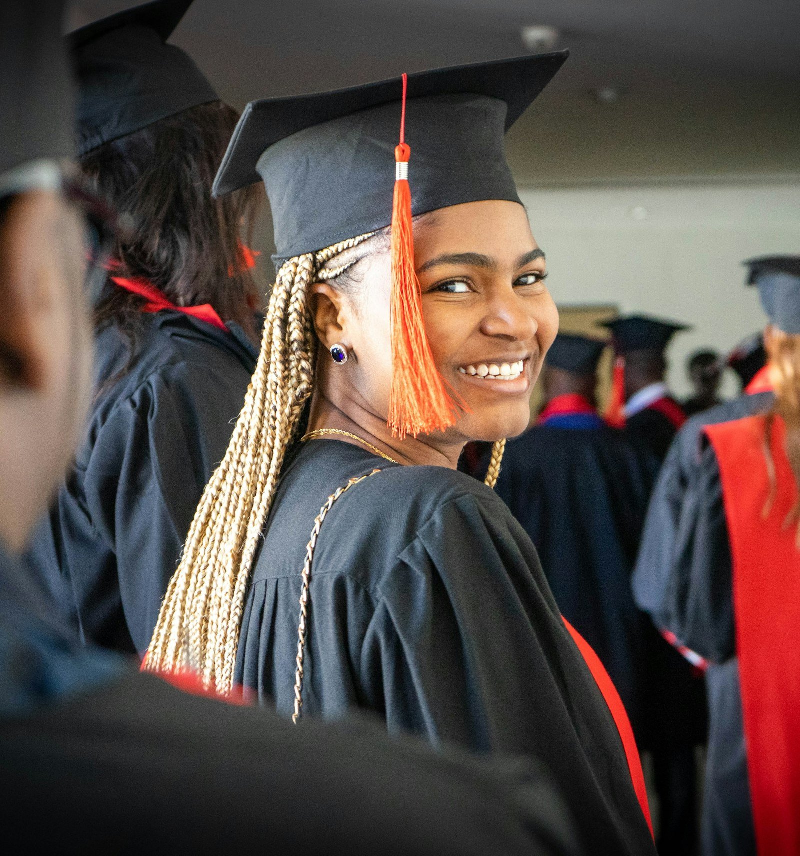 Jeune femme en toge de fin d'études