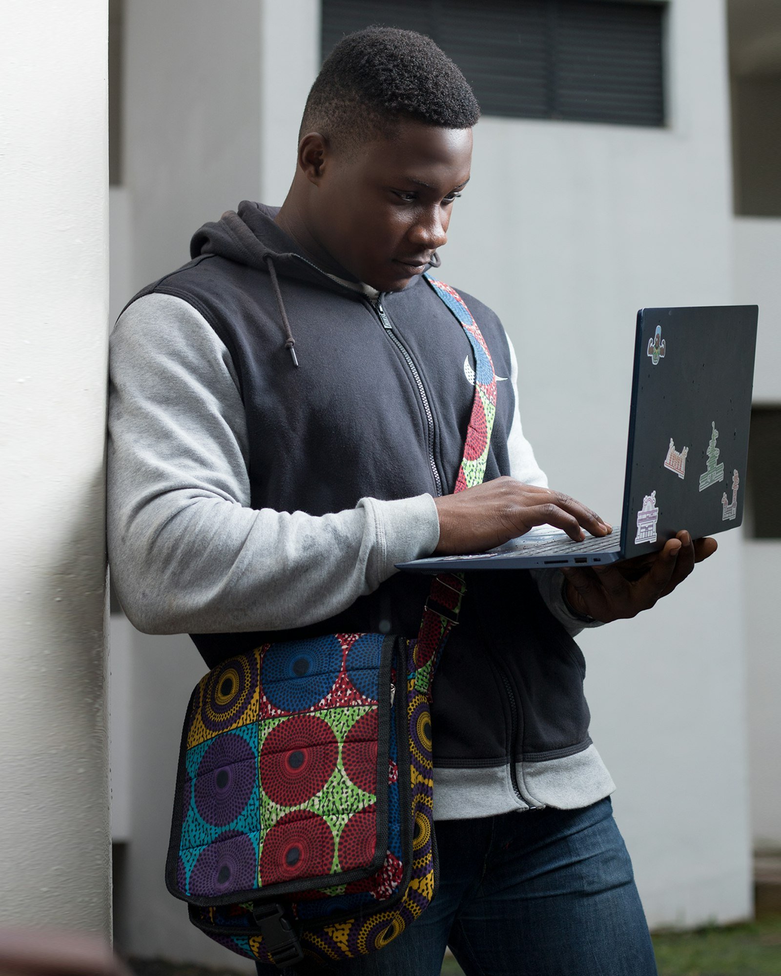 Jeune homme préparant sa candidature sur un ordinateur portable